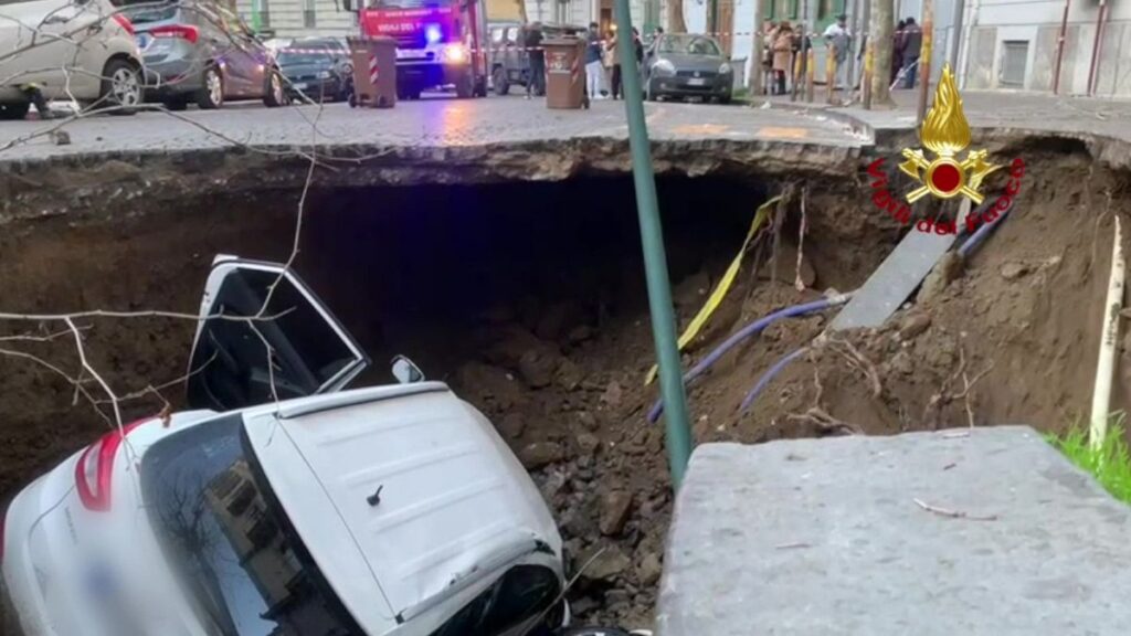 2-heridos-y-vehiculos-atrapados-tras-desplomarse-tramo-de-calle-en-napoles