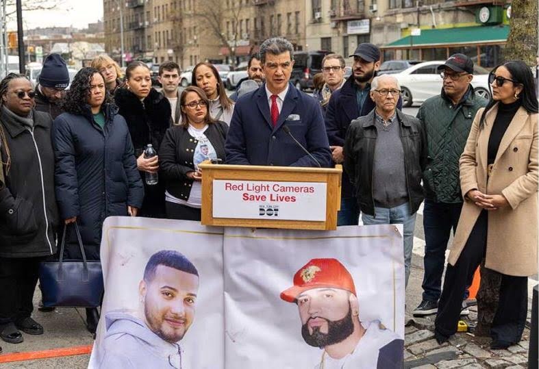 0000000 Familiares dominicanos muertos en accidente Alto Manhattan piden ampliar programa cámaras semáforo en rojo