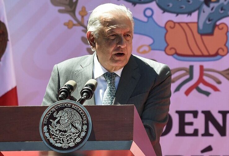 AMLO perfil al sol