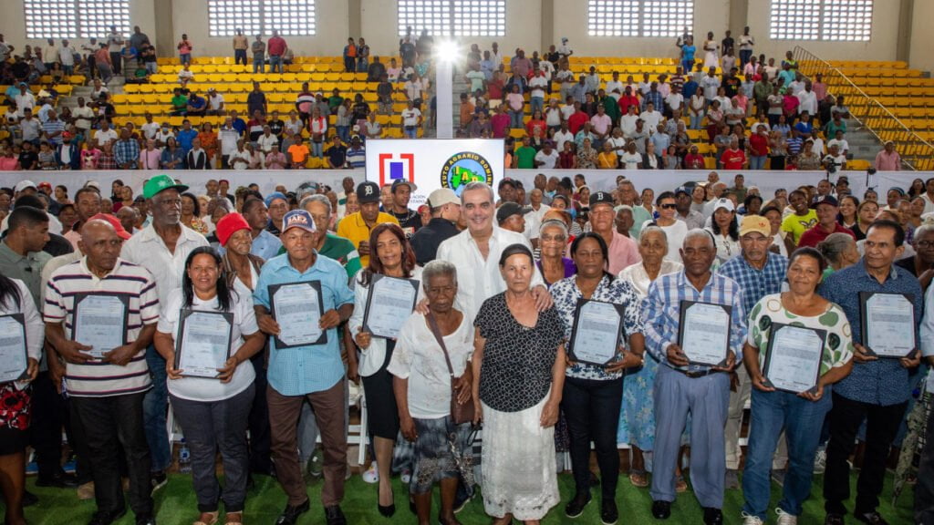 Abinader titulos Monte Plata