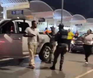 Amenazador policias