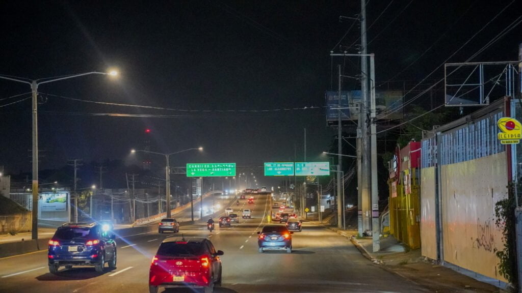 Autopista Duarte iluminada noche