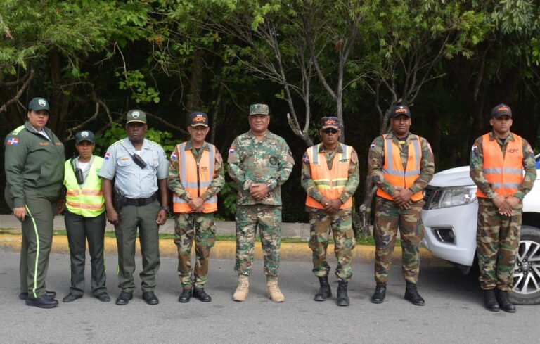 Autoridades militares posan