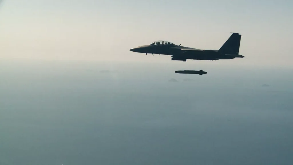 Avion y misil lanzado