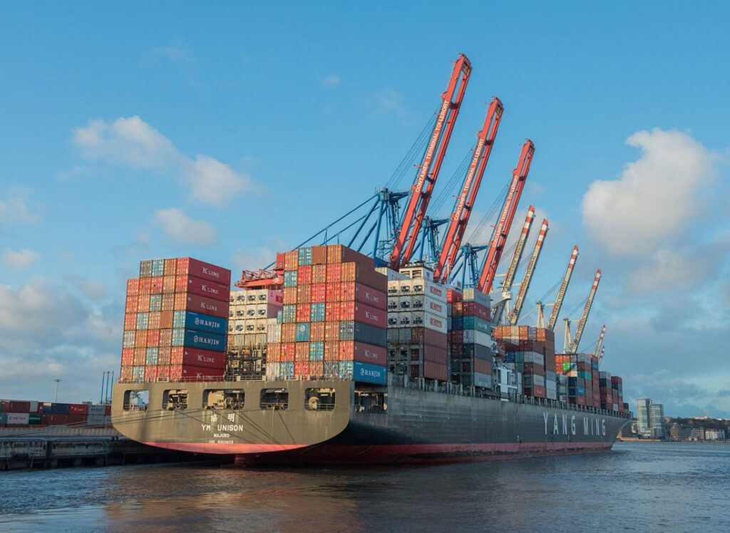 Barco contenedor gruas