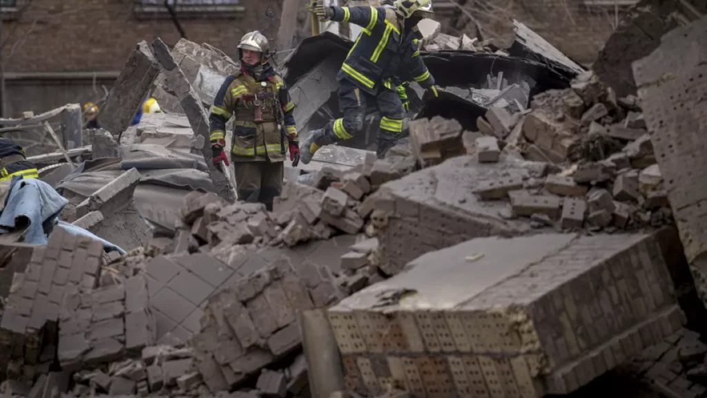 Bomberos escombros