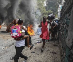 Gente huyendo Haiti