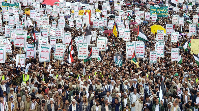 Manifestantes y pancartas