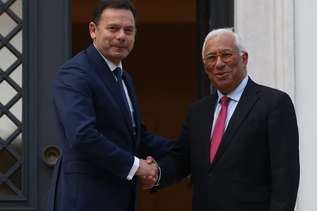 Montenegro estrecha mano