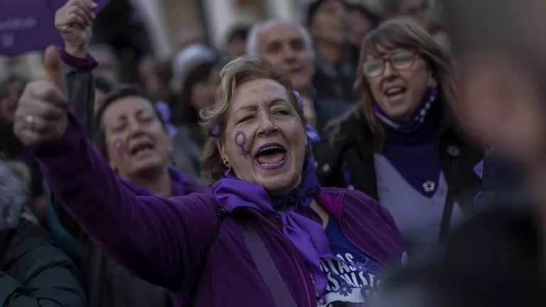 Mujer mayor feminista