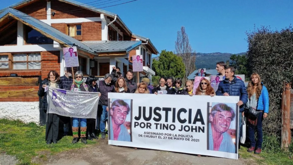 Pancarta Tino John