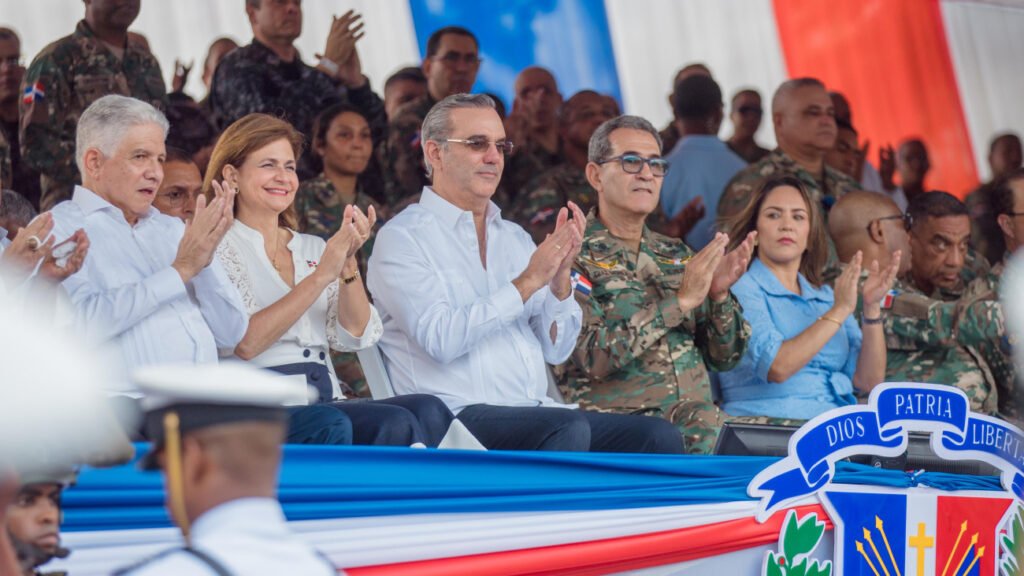 Abinader y Raquel aplaudiendo