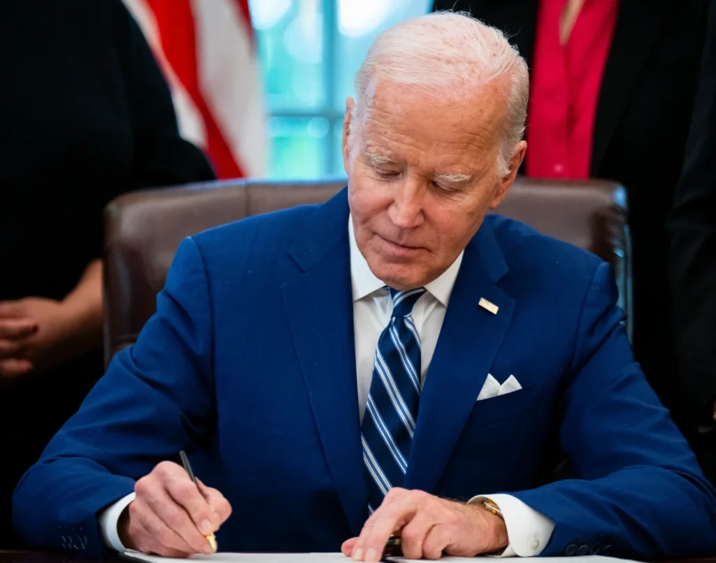 Biden firmando