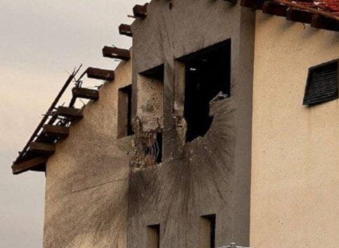Fachada casa explosionada