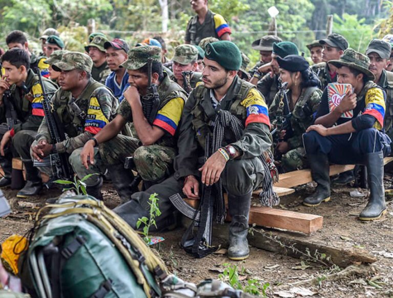 Guerrilleros sentados