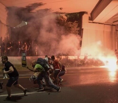 Manifestantes corren noche