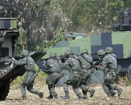 Militares tras blindado