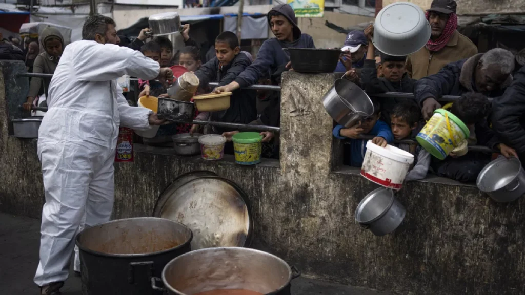 Niños cacerolas