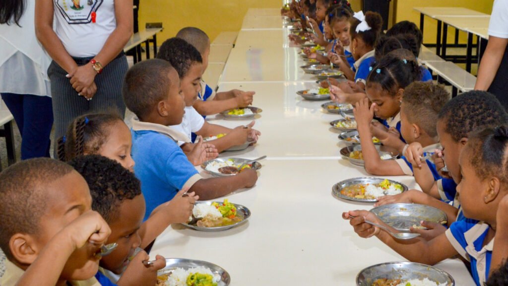 Niños comiendo platos metal