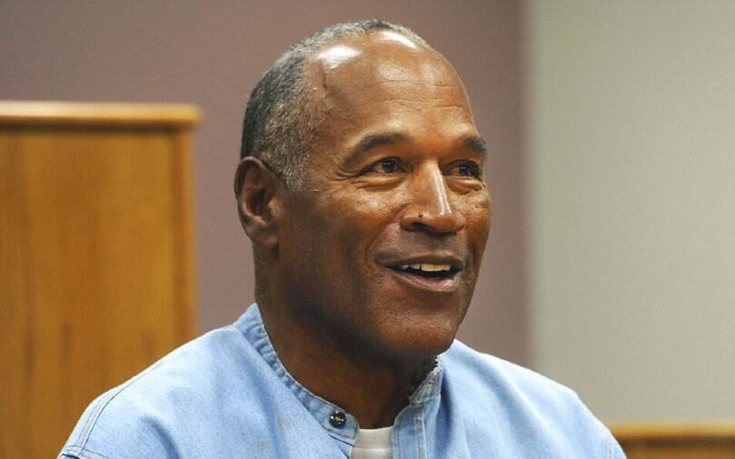 O J Simpson sonrie