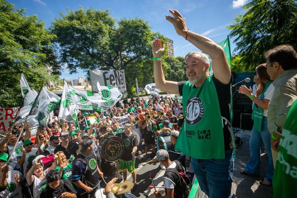 Presidente ATE levanta brazos