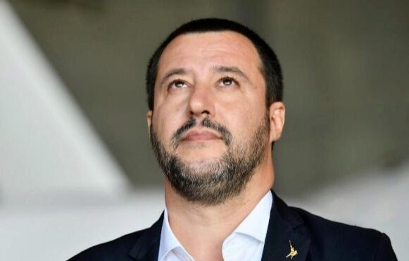 Salvini mira cielo