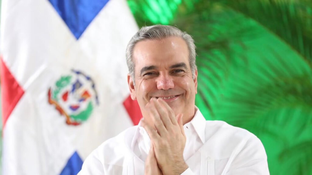 Abinader sonrie aplaude