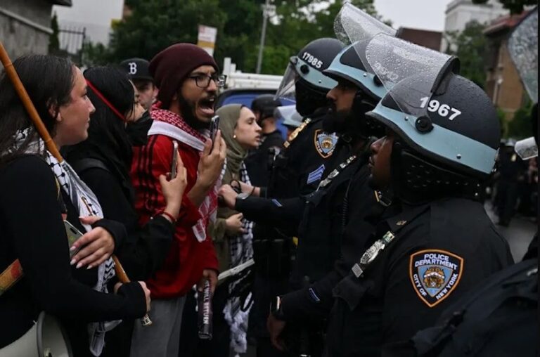 Activistas frente Policia NY