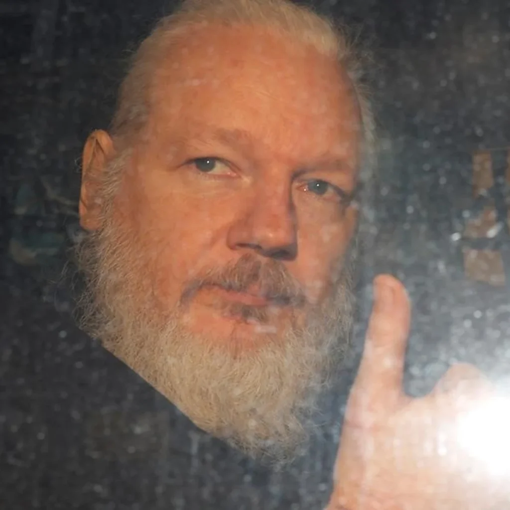 Assange barbudo