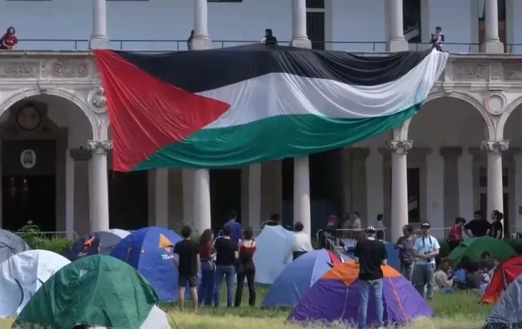 Bandera palestina en universidad