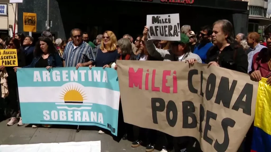Cartel Milei afuera
