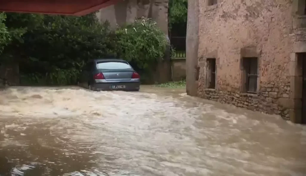 Coche en inundacion