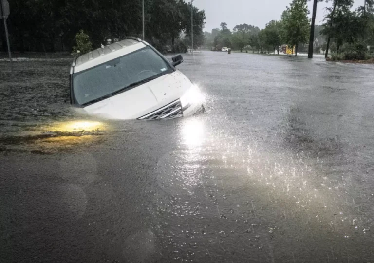 Coche tumbado inundacion