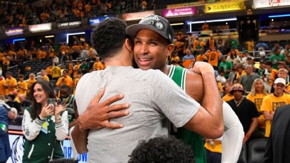 Horford se abraza