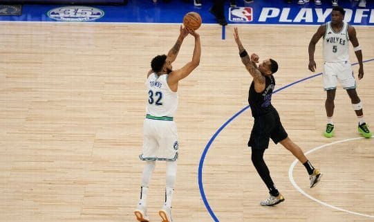 KAT lanza triple