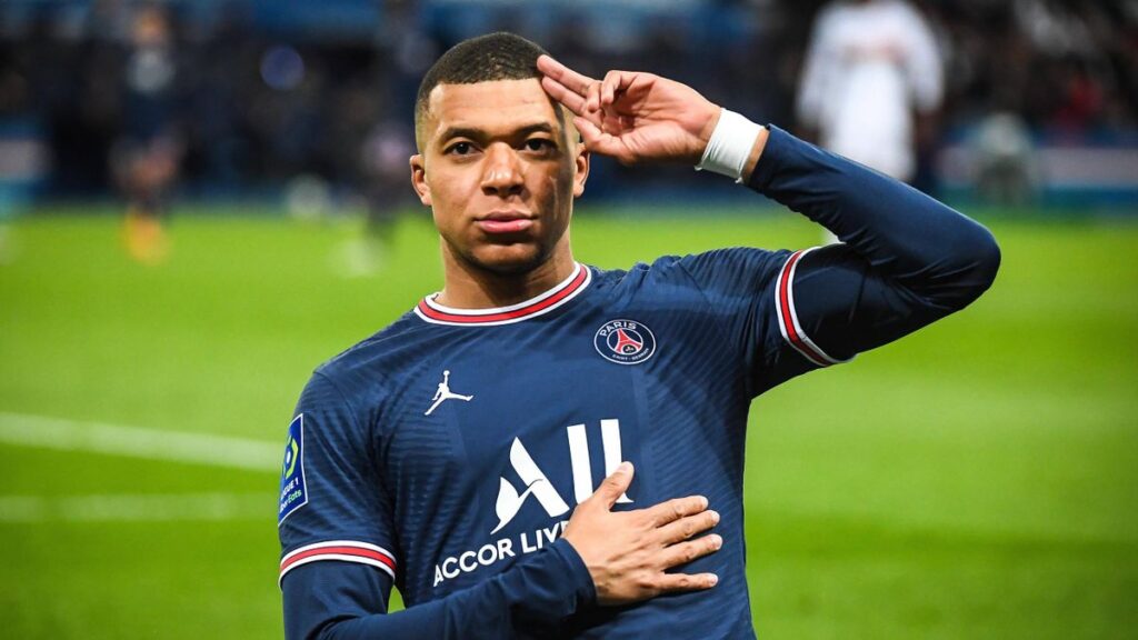 Mbappe saluda