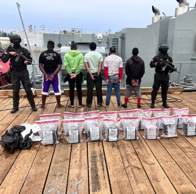 Narcos arrestados de espaldas