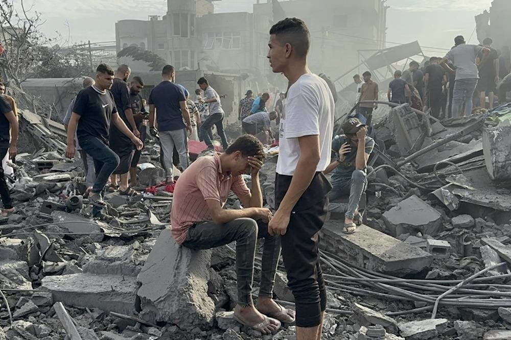 Palestinos sobre escombros