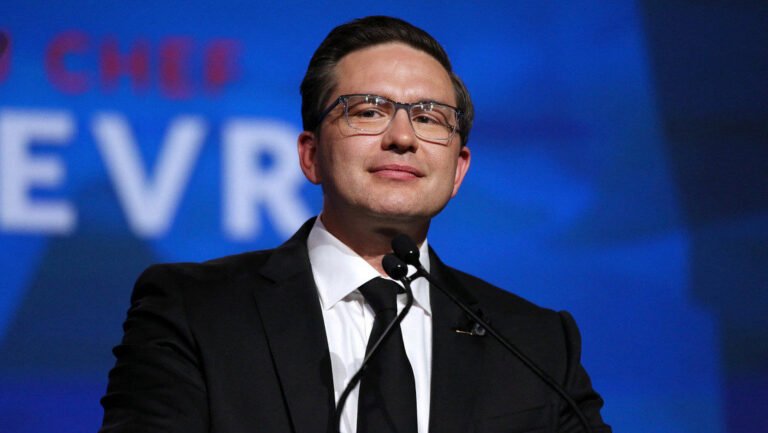 Poilievre sonrie