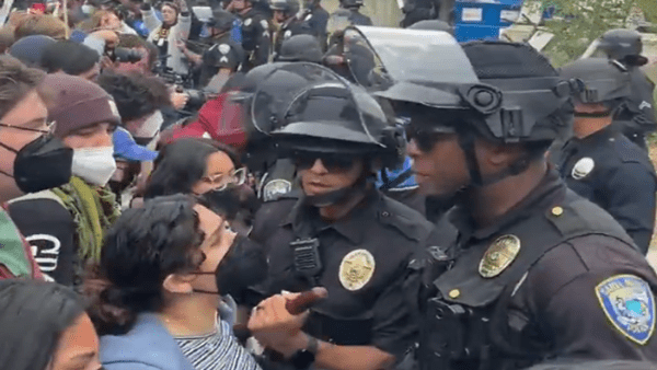 Policias EEUU y manifestantes encarados