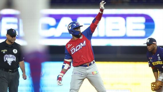 Robinson Cano alza brazo