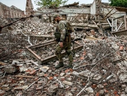 Soldado ruso sobre escombros