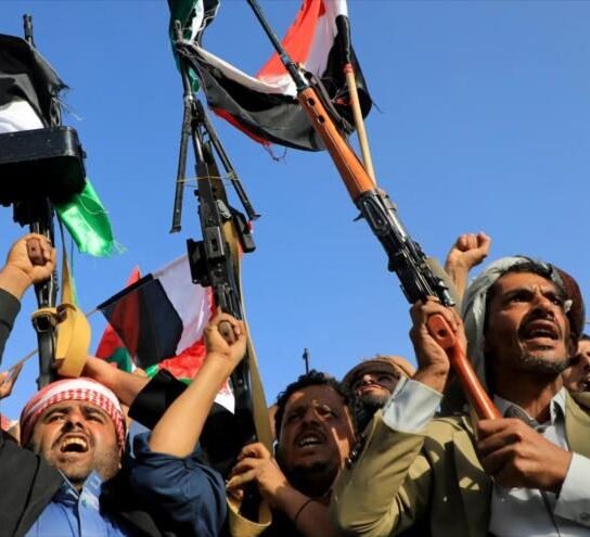 Yemenitas armados gritando