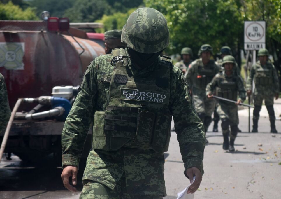 Normalistas de Ayotzinapa quemaron colchones y una camioneta en la entrada principal del 27 Batallón de Infantería en Iguala, para exigir castigo a los militares que estuvieron involucrados en la desaparición de Los 43.