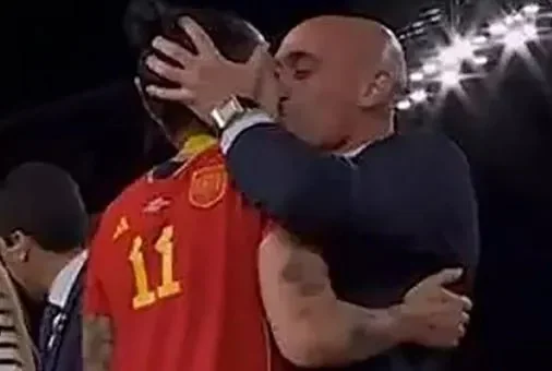 rubiales-beso-hermoso-mundial