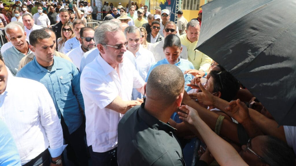 Abinader gente paraguas