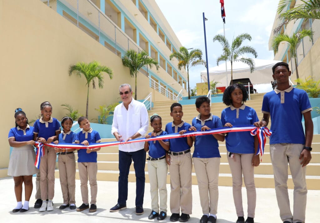 Abinader inaugura con niños