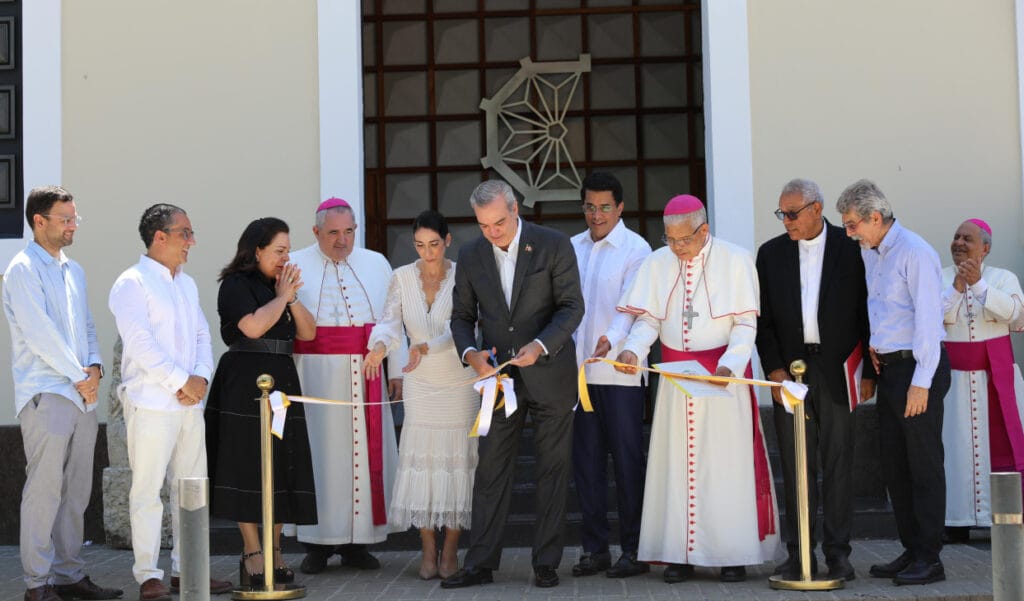 Abinader inaugura museo catedral SD