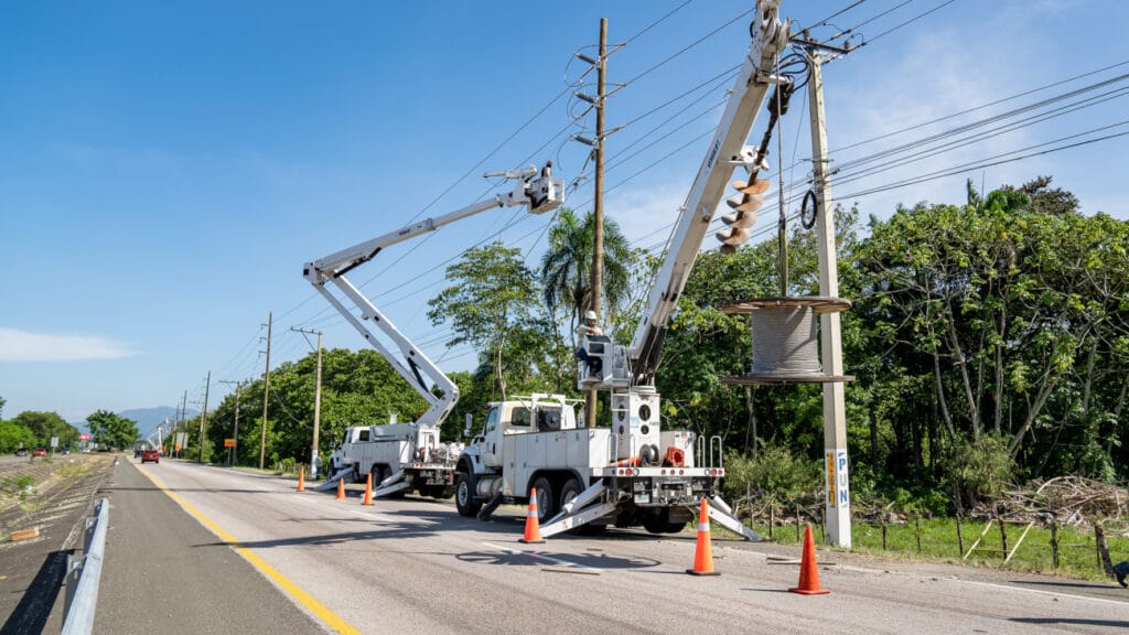 Brigadas ETED durante trabajos de construcción 3.5 KM línea de transmisión en Bonao