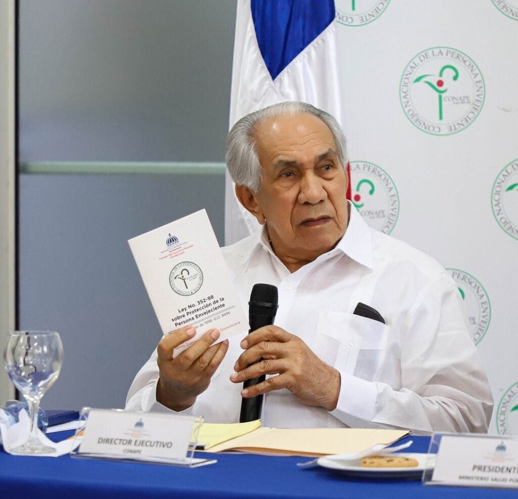 DOCTOR JOSE GARCIA RAMIREZ MUESTRA UN EJEMPLAR DE LA LEY 352-98